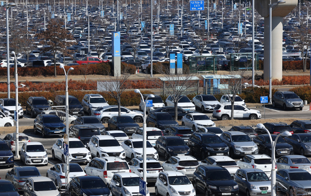 코로나19가 안정화 단계로 접어들어 해외 여행객이 늘면서 27일 인천국제공항 제1여객터미널 장기주차장이 차량들로 가득하다. 최근 인천공항 이용객은 코로나19 이전인 2019년의 65% 수준까지 회복했지만 공항버스는 오히려 줄어들면서 공항 주차장이 몸살을 앓고 있다. 연합뉴스