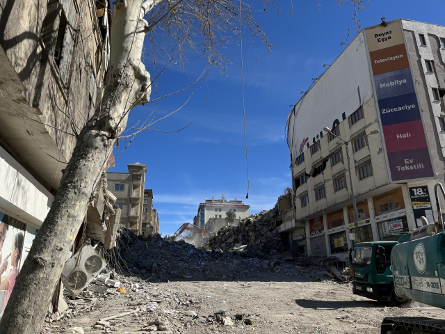 시리아 난민들이 밀집해 있는 튀르키예 샨르우르파 지역의 건물들이 지진으로 무참하게 파괴돼 있다. 사진 제공=더프라미스