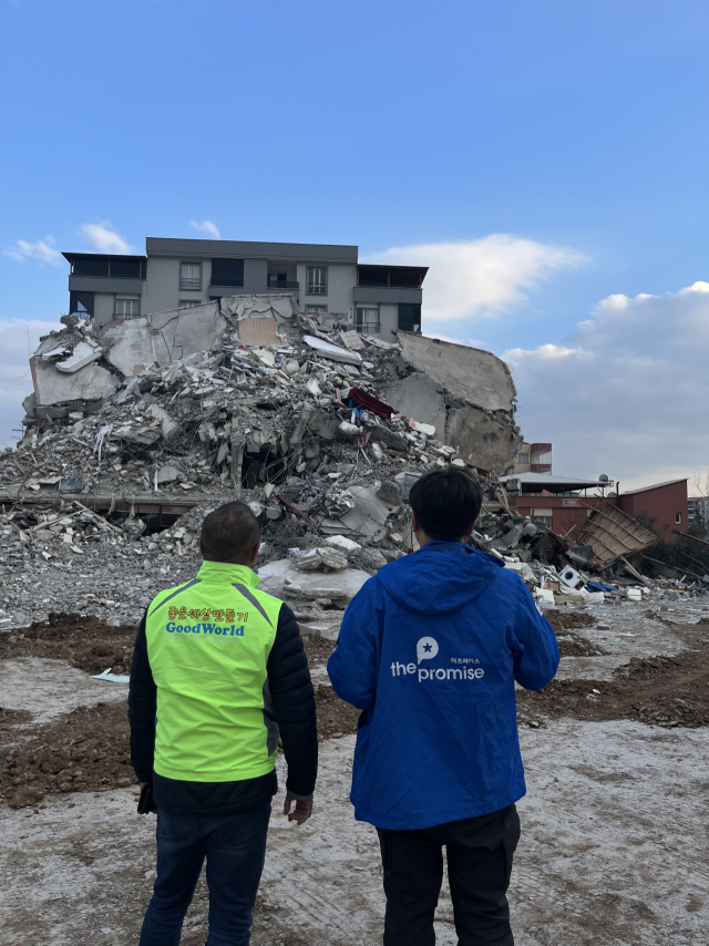 튀르키예·시리아 지진 구호 활동에 나선 한국 민간단체 관계자들이 튀르키예 샨르우르파 지역의 피해 상황을 살펴보고 있다. 사진 제공=더프라미스