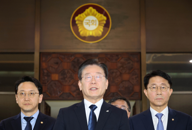 이재명 더불어민주당 대표가 27일 국회에서 열린 본회의에서 본인의 체포동의안이 부결된 뒤 모든 법률안을 표결을 마치고 나서 본회의장 밖으로 나와 취재진의 질문에 답변하고 있다. 연합뉴스