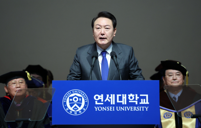 윤석열 대통령이 27일 서울 서대문구 연세대에서 열린 2023년 2월 학위수여식에서 축사를 하고 있다.
