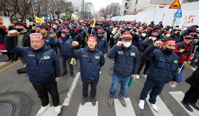 17일 오후 인천시 남동구 인천경찰청 앞에서 전국민주노동조합총연맹 인천본부 조합원들이 건설노조 경인본부 사무실을 압수수색한 인천경찰청을 규탄하는 결의대회를 하고 있다.연합뉴스