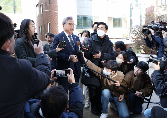 박진 외교부 장관이 28일 오후 서울 서초구 변호사회관에서 강제징용 피해자 유족들과 면담하기 전 취재진 질문에 답하고 있다. 연합뉴스