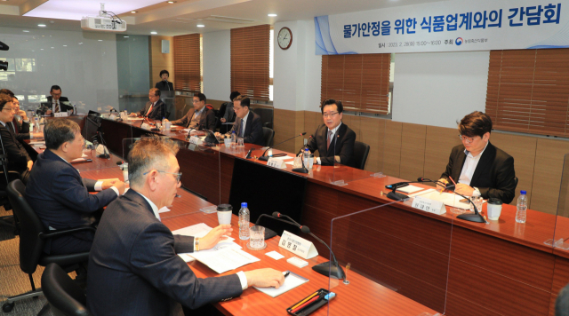 정황근(오른쪽 두 번째) 농림축산식품부 장관이 28일 서울 서초구 한국식품산업협회에서 열린 ‘물가안정 간담회’에서 발언하고 있다. 정 장관은 “올 상반기 중에는 식품 업계가 가격 인상을 자제하는 등 최대한 물가 안정을 위해 협조해주기 바란다”며 “식품 업계와의 지속적인 소통을 통해 할당 관세 적용 품목의 추가 발굴 등 식품 업계에 대한 비용 부담을 완화하기 위한 정부의 역할도 해나가겠다”고 말했다. 사진 제공=농식품부