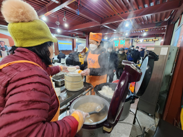 서울 청량리역 인근에서 무료 급식소를 운영하는 기관 ‘밥퍼’가 이달 1일부터 시민들에게 아침과 점심 식사를 제공하고 있다. 밥퍼 제공