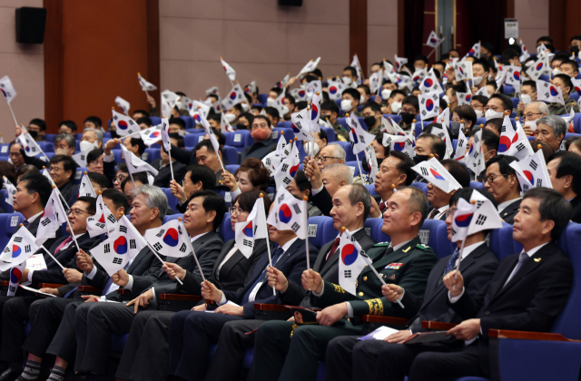 제104주년 3·1절 기념식이 열린 1일 전북도청에서 참석자들이 태극기를 흔들며 독립운동을 되새기고 있다. 연합뉴스