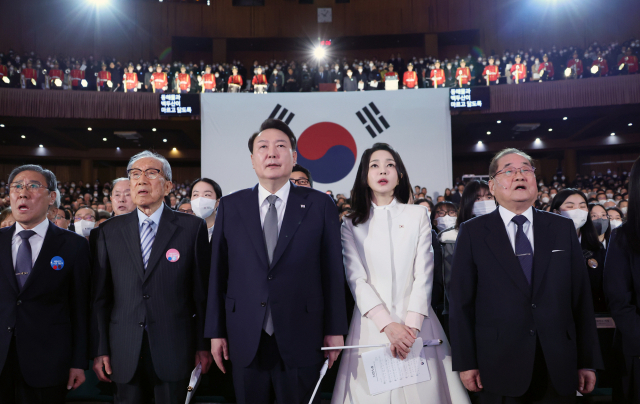 尹대통령-이재명, 3·1절 기념식서 조우…말없이 악수만
