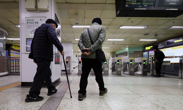 서울 지하철 종로3가역에서 노인들이 개찰구로 향하는 모습. 연합뉴스