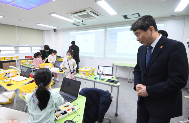 이주호 부총리 겸 교육부 장관이 9일 오전 서울 서대문구 서울가재울초등학교에서 늘봄학교 관련 학교 현장을 방문해 둘러보고 있다. 연합뉴스