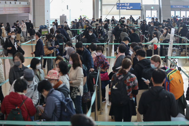 1일 오전 인천국제공항 제1여객터미널 출국장이 탑승수속을 기다리는 승객들로 붐비고 있다.연합뉴스