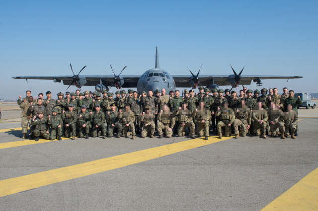 김승겸 합참의장과 한미 특수전 장병들이 미 공군 AC-130J 항공기 앞에서 '결전준비' 의지를 다지며 기념촬영을 하고 있다. /사진제공=합참