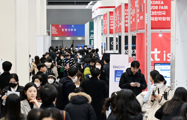 2일 서울 서초구 aT센터에서 열린 2023 대한민국 채용박람회가 구직자 및 참가자들로 붐비고 있다. 권욱 기자 2023.03.02