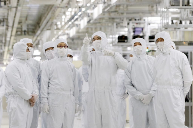 이재용(앞줄 왼쪽 세번째) 삼성전자 회장이 지난달 삼성전자 천안·온양캠퍼스를 방문해 첨단 패키징 라인을 점검하고 있다. 사진제공=삼성전자