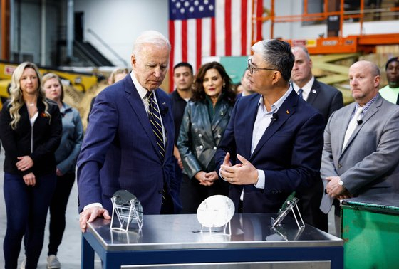 조 바이든 미국 대통령(왼쪽)이 지난해 12월 실리콘카바이드(SiC) 웨이퍼를 생산하는 미시간주 베이 시티 SK실트론 CSS 공장을 방문해 이 회사의 지안웨이 동 최고경영자(CEO)에게 설명을 듣고 있다. 로이터=연합뉴스