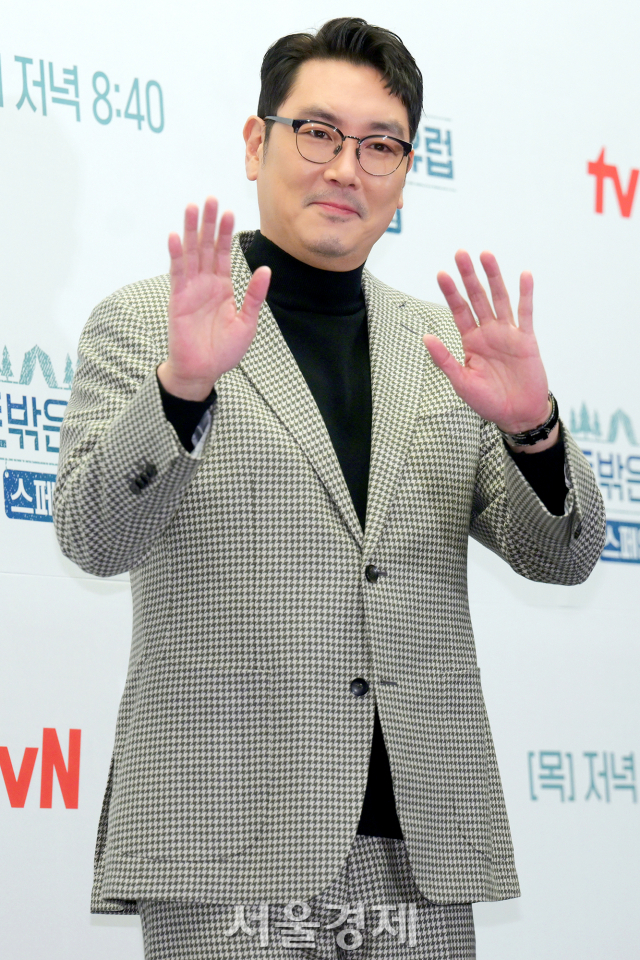 배우 조진웅이 2일 오후 서울 마포구 스탠포드호텔 상암에서 진행된 tvN 예능 프로그램 ‘텐트 밖은 유럽 - 스페인 편’(이하 ‘텐트 밖은 유럽’) 제작발표회에서 포즈를 취하고 있다. / 사진=김규빈 기자