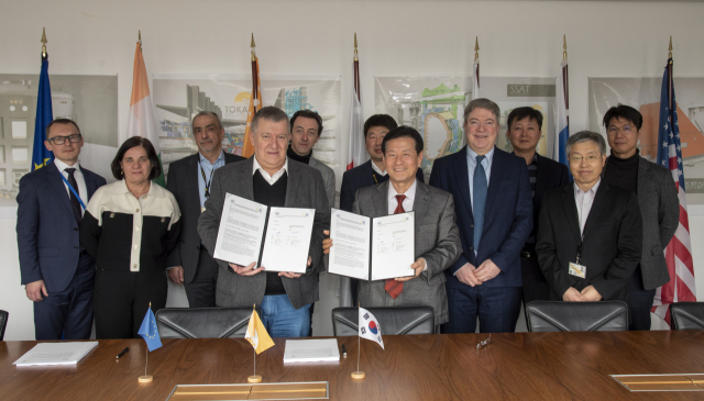 한국 ITER 한국사업단 정기정(앞줄 왼쪽에서 네번째) 단장과 유럽연합 ITER 전담조직인 F4E의 Jean-Marc Filhol(″세번째) 단장이 한-EU ITER TBM 공동개발 파트너십 약정을 체결한 뒤 양국 관계자들과 기념촬영을 하고 있다. 사진제공=한국핵융합에너지연구원