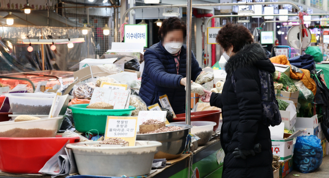 서울 시내의 한 전통시장. 연합뉴스