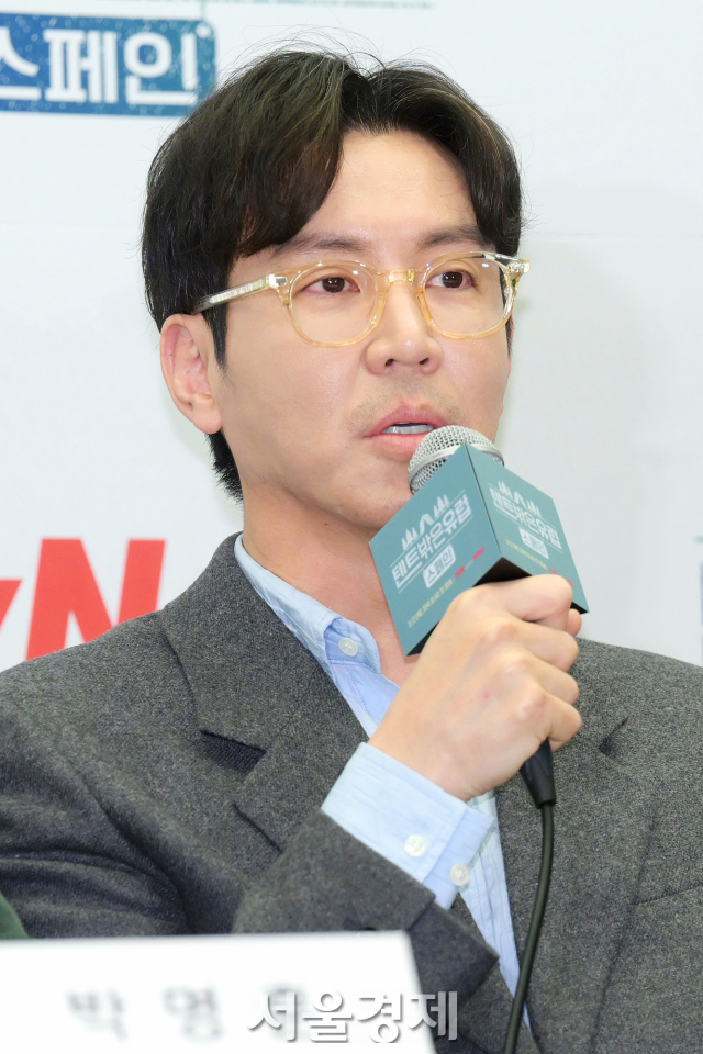 배우 최원영이 2일 오후 서울 마포구 스탠포드호텔 상암에서 진행된 tvN 예능 프로그램 ‘텐트 밖은 유럽 - 스페인 편’(이하 ‘텐트 밖은 유럽’) 제작발표회에서 소감을 말하고 있다. / 사진=김규빈 기자