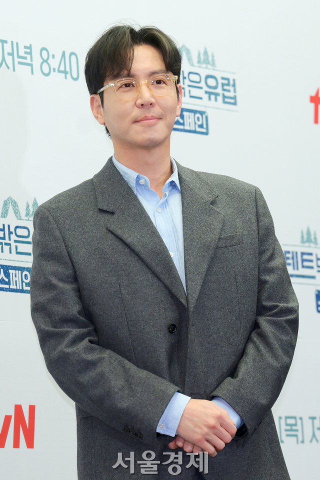 배우 최원영이 2일 오후 서울 마포구 스탠포드호텔 상암에서 진행된 tvN 예능 프로그램 ‘텐트 밖은 유럽 - 스페인 편’(이하 ‘텐트 밖은 유럽’) 제작발표회에서 포즈를 취하고 있다. / 사진=김규빈 기자