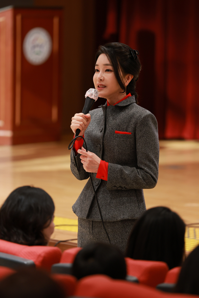 김건희 여사가 2일 서울 종로구 서울맹학교 입학식에 참석, 신입생들에게 격려발언을 하고 있다. 대통령실 제공