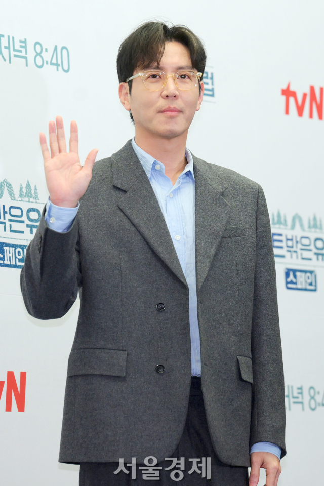 배우 최원영이 2일 오후 서울 마포구 스탠포드호텔 상암에서 진행된 tvN 예능 프로그램 ‘텐트 밖은 유럽 - 스페인 편’(이하 ‘텐트 밖은 유럽’) 제작발표회에서 포즈를 취하고 있다. / 사진=김규빈 기자