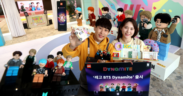 2일 서울 강남구 일상비일상의틈byU+에서 진행된 레고 'BTS Dynamite' 세트 출시 기념 팝업스토어 오픈 행사에서 모델들이 제품과 공간을 소개하고 있다. 레고코리아는 이날부터 내달 9일까지 방탄소년단의 메가 히트곡 'Dynamite' 뮤직비디오를 테마로 꾸진 팝업스토어를 운영, 신제품 전시 및 판매를 진행한다. 권욱 기자 2023.03.02