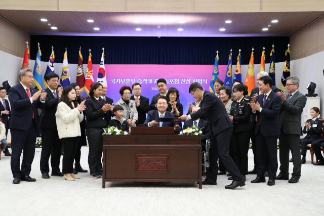 윤석열 대통령이 2일 서울 용산 대통령실 청사에서 국가보훈부 승격과 재외동포청 신설을 골자로 하는 ‘정부조직법’ 공포안에 서명한 뒤 축하메시지를 작성하고 있다. / 연합뉴스