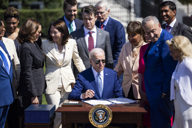 지난해 8월 조 바이든(가운데) 미국 대통령이 워싱턴 백악관에서 365조 원 규모의 반도체 산업 지원용 '반도체과학법'에 서명하고 있다. EPA연합뉴스