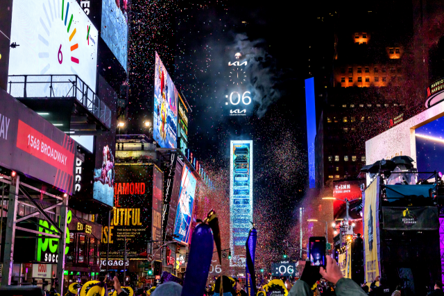 지난해 12월 31일 미국 뉴욕 타임스퀘어 볼드랍 행사 전광판에 등장한 기아EV6 광고. /사진제공=이노션