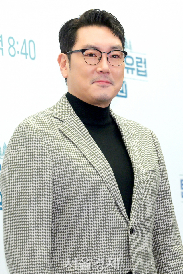 배우 조진웅이 2일 오후 서울 마포구 스탠포드호텔 상암에서 진행된 tvN 예능 프로그램 ‘텐트 밖은 유럽 - 스페인 편’(이하 ‘텐트 밖은 유럽’) 제작발표회에서 포즈를 취하고 있다. / 사진=김규빈 기자