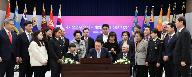 岐路に立つ韓日外交…「和解のメッセージに応えて」：ソウル経済日報