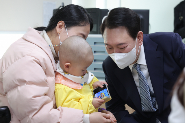 윤석열 대통령이 지난달 22일 서울 종로구 서울대학교어린이병원을 방문, 환아와 보호자를 격려하고 있다. 연합뉴스