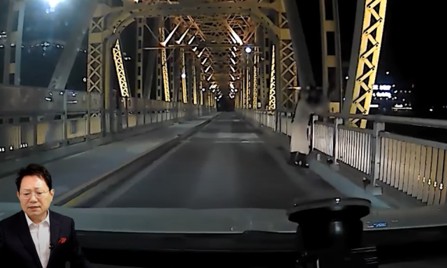 충남 공주시 한 다리 난간에서 극단 선택을 하려는 남성을 보고 지나가던 운전자와 동승자가 내려 이를 저지하고 있는 모습. 유튜브 '한문철TV' 캡처