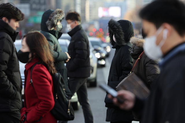 기온이 갑자기 떨어져 추운 날씨를 보인 2일 오전 두꺼운 복장의 시민들이 서울 광화문 사거리를 지나고 있다. 연합뉴스