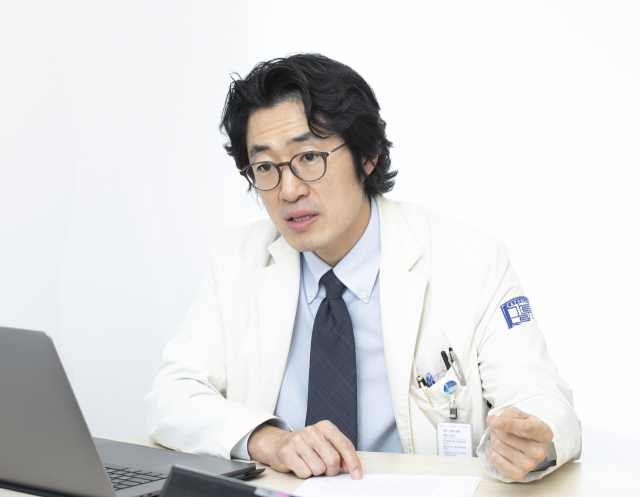 권오성 은평성모병원 순환기내과 교수가 콜레스테롤 수치를 낮추기 위한 약물요법에 대해 설명하고 있다. 사진 제공=은평성모병원