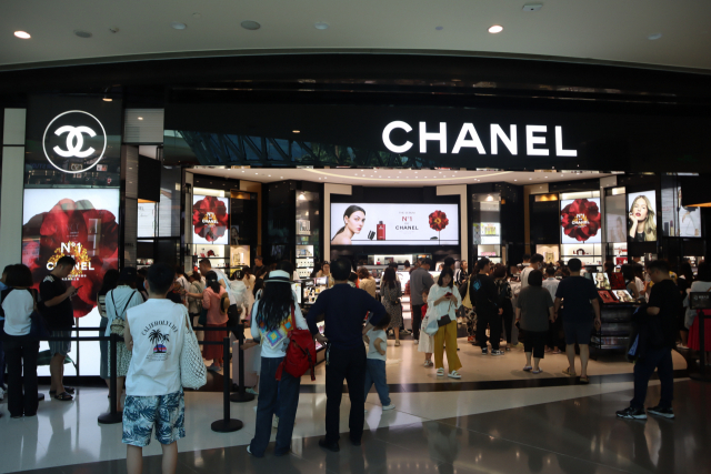중국 하이난성 싼야국제면세성(CDF몰) 샤넬 화장품 매장에 고객들의 발길이 이어지고 있다. 사진(베이징)=김광수 특파원