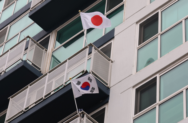 삼일절인 1일 오후 세종시 한 아파트 베란다 국기게양대에 일장기가 걸려 있다. 연합뉴스