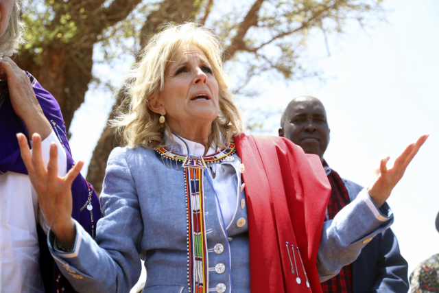 조 바이든 미국 대통령의 부인 질 바이든 여사가 지난달 26일(현지시간) 케냐 카지아도주 카지아도 센트럴에서 마사이족 여성들을 만나 가뭄 상황을 전해 듣고 있다. /연합뉴스