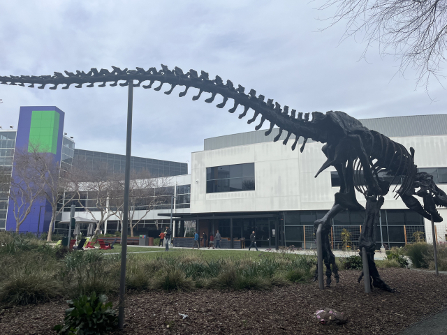 미국 캘리포니아주 마운틴뷰에 있는 구글 캠퍼스에 공룡 화석 상징물이 자리하고 있다. 실리콘밸리=정혜진 특파원