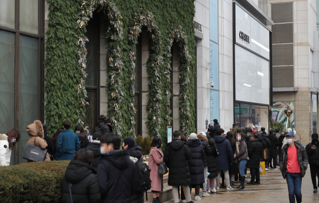 서울 시내 한 백화점 앞에서 명품을 사려는 사람들이 개장 전부터 줄 서 있다./연합뉴스