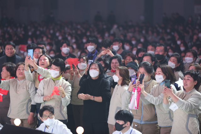 hy 프레시 매니저들이 지난달 16일 일산 킨텍스에서 열린 'hy 대회'에 참석해 공연을 즐기고 있다. /사진 제공=hy