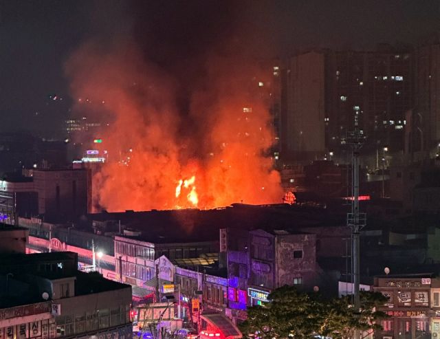 4일 오후 11시 38분께 인천시 동구 송림동 현대시장에서 큰불이 나 소방당국이 진화작업을 벌이고 있다. 연합뉴스