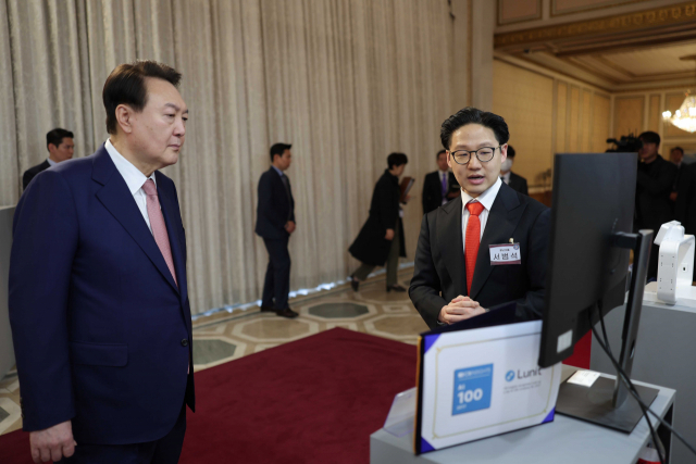 서범석(오른쪽) 루닛 대표가 지난달 28일 바이오헬스 신시장 창출 전략회의에서 윤석열대통령에게 유방촬영술 AI 영상분석 솔루션 '루닛 인사이트 MMG'를 시연하고 있다. 사진 제공=루닛