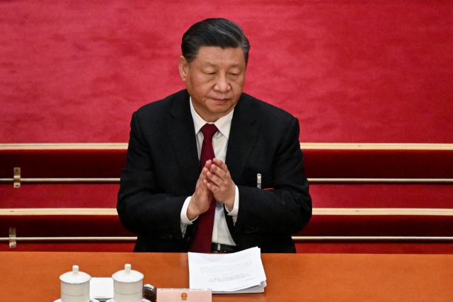 시진핑 중국 국가주석이 5일 베이징 인민대회당에서 열린 전국인민대표대회 개막식에서 박수를 치고 있다. AFP연합뉴스