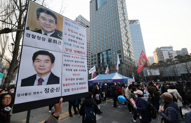 4일 오후 서울 중구 숭례문 앞 대로에서 촛불행동 주최로 열린 29차 촛불대행진에서 한 참가자가 아들의 학교폭력(학폭) 전력이 드러난 정순신 변호사를 규탄하는 손피켓을 들고 있다.연합뉴스