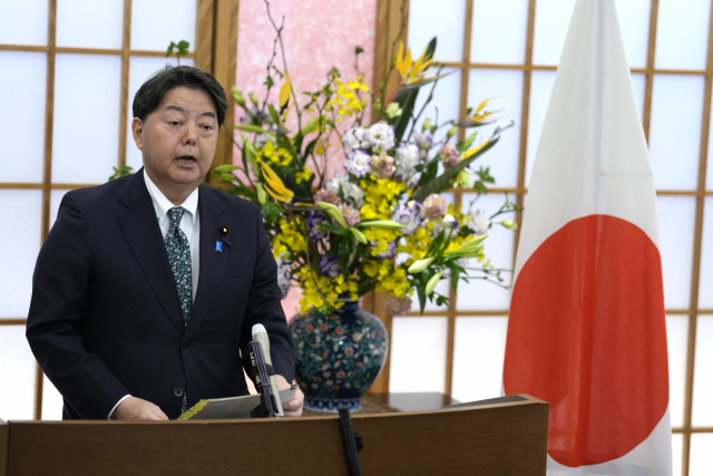 하야시 요시마사 일본 외무상이 6일 일제강점기 강제징용 피해자 문제 관련 기자회견을 열고 있다. AP연합뉴스