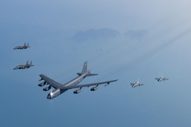 한미 공군이 6일 한반도 서해 상공에서 우리측 F-15K 및 KF-16 전투기와 미측 B-52H 전략폭격기가 참여한 가운데 연합공중훈련을 실시하고 있다. 사진=국방부 제공