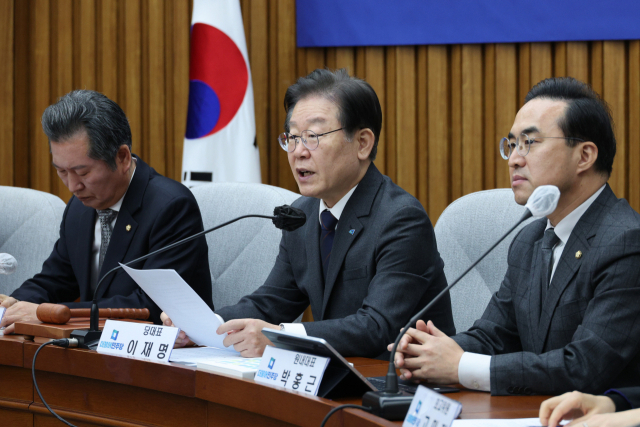 이재명(가운데) 더불어민주당 대표가 6일 오전 국회에서 열린 확대간부회의에서 발언하고 있다. 연합뉴스