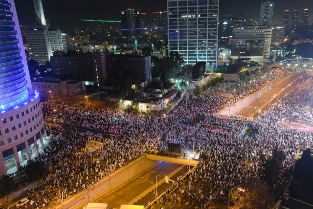 4일(현지 시간) 이스라엘 텔아비브에서 사법 개혁에 반대하는 시위대가 도로를 점거하고 있다.로이터연합뉴스