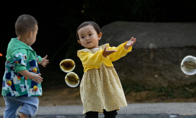 중국 하이난성 충하이시에서 16일 아이들이 비누방울 놀이를 하고 있다. 글로벌타임스 캡쳐